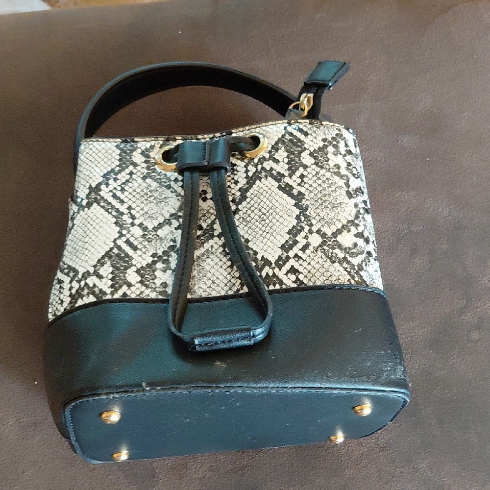 Elegant Black and Cream Snake Print Shoulder Bag